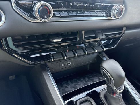 Used 2024 GMC Canyon Elevation w/ Convenience Package image 18