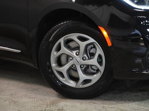 New 2023 Chrysler Pacifica Limited w/ Uconnect Theater Family Group image 4