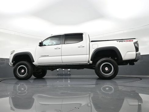 Used 2020 Toyota Tacoma TRD Off-Road AWD/4WD image 25