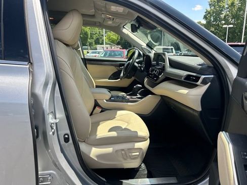 Used 2024 Toyota Highlander Platinum FWD image 20