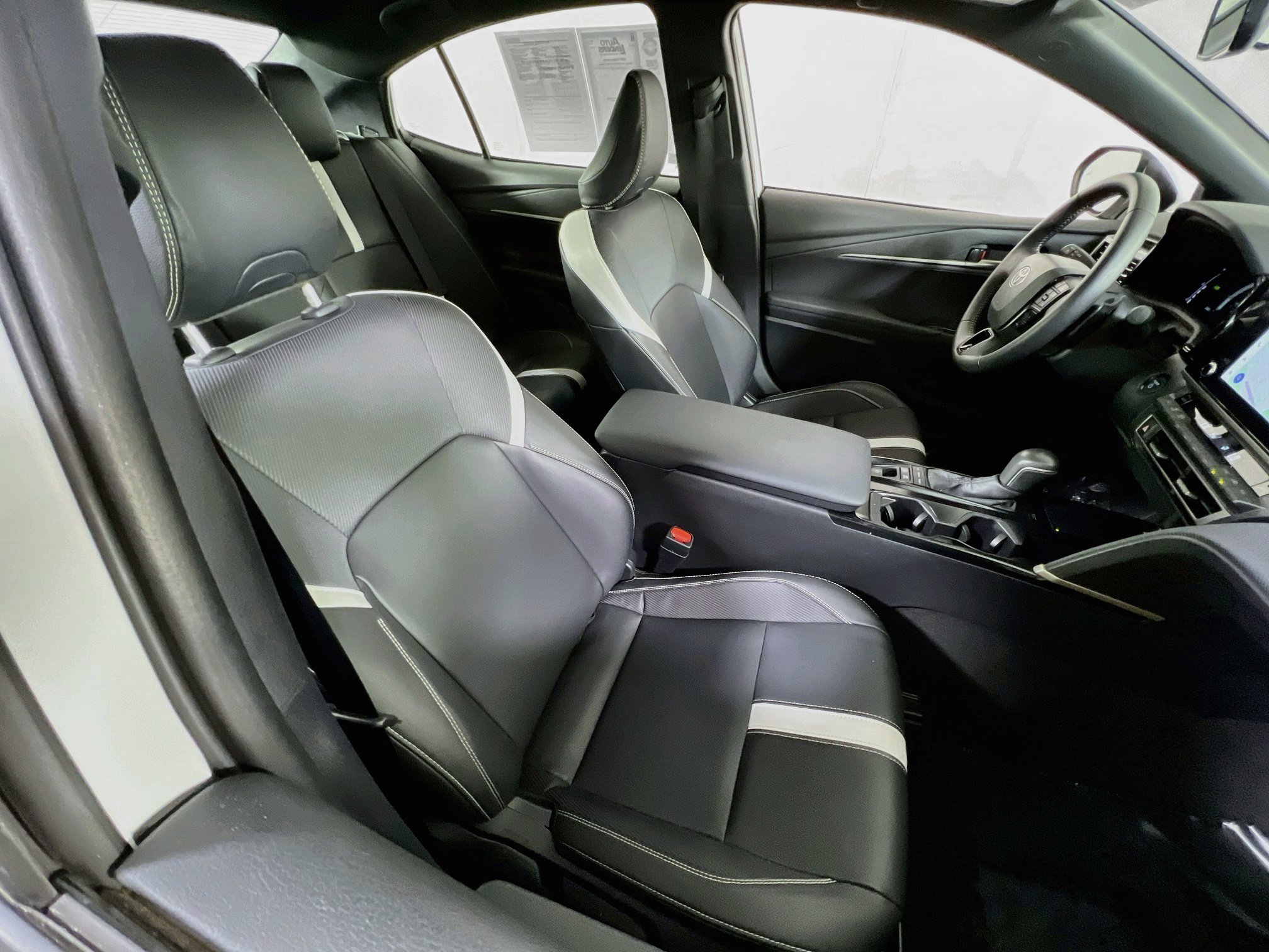 Used 2025 Toyota Camry SE AWD/4WD image 25