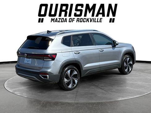 Used 2025 Volkswagen Taos SE w/ Panoramic Sunroof Package image 3