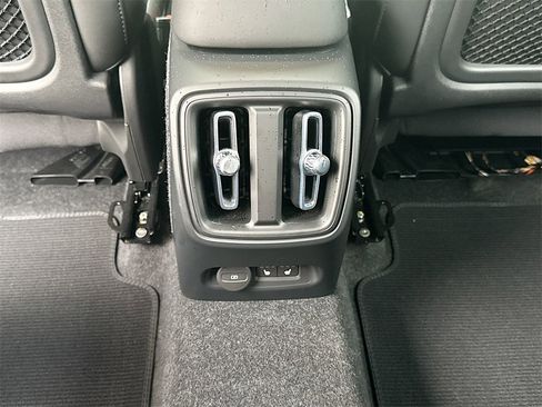 Used 2023 Volvo XC40 Recharge Plus image 27