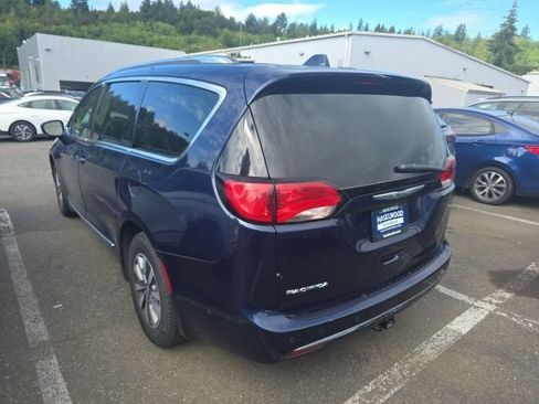 Used 2020 Chrysler Pacifica Touring-L Plus FWD image 2