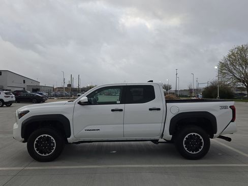 Used 2024 Toyota Tacoma TRD Off-Road AWD/4WD image 7