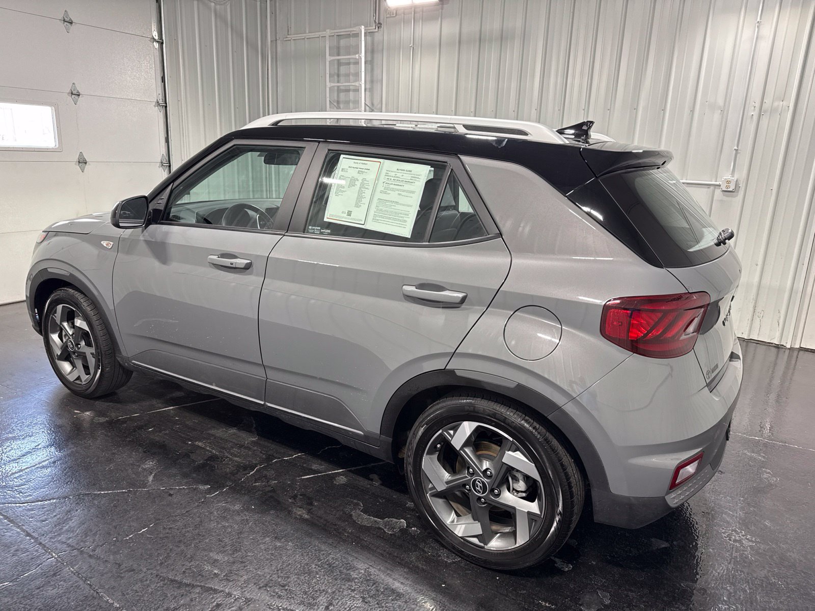 Used 2022 Hyundai Venue Limited FWD image 2