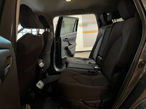 Used 2025 Toyota Highlander LE FWD image 27