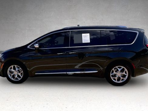 Used 2017 Chrysler Pacifica Limited FWD image 3