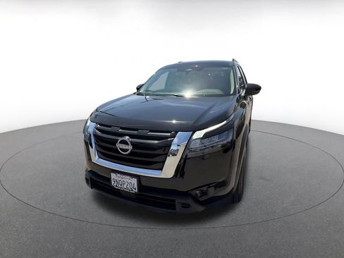 Used 2025 Nissan Pathfinder SV FWD image 7