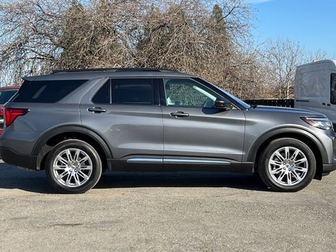 Used 2025 Ford Explorer Active w/ Active Comfort Package image 3