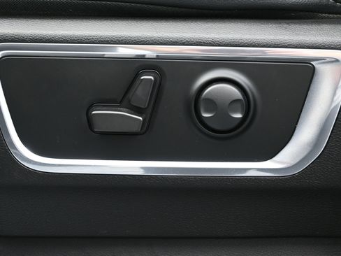 Used 2024 RAM 1500 Laramie AWD/4WD image 10
