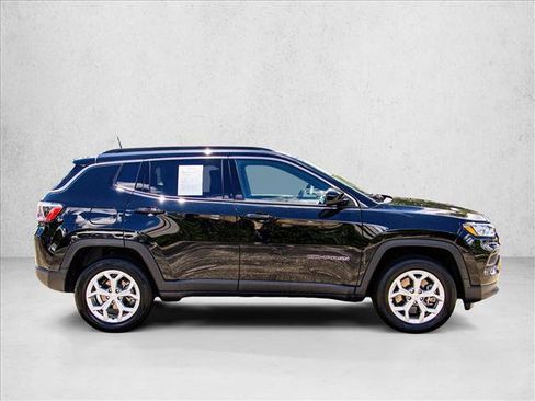 Used 2024 Jeep Compass Latitude AWD/4WD image 4