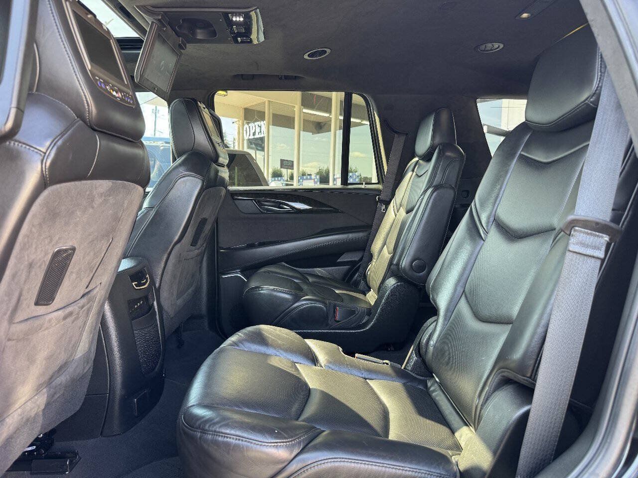Used 2019 Cadillac Escalade Platinum RWD image 28