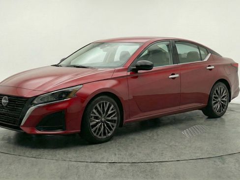 Used 2025 Nissan Altima 2.5 SV FWD image 3