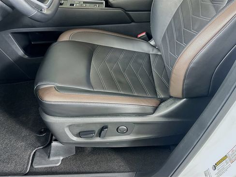 Used 2025 Nissan Pathfinder Platinum FWD image 20