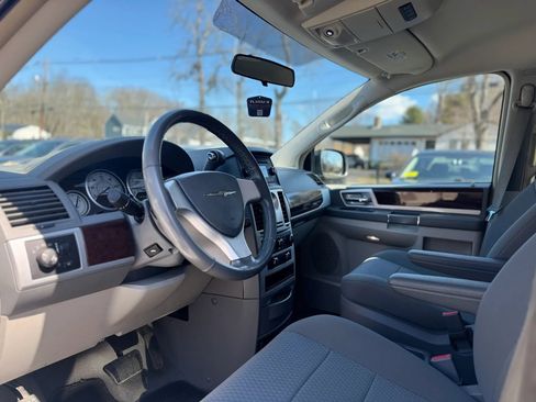 Used 2010 Chrysler Town & Country Touring image 12