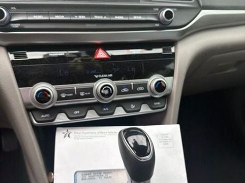 Used 2020 Hyundai Elantra SE FWD image 13