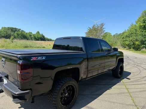 Used 2017 Chevrolet Silverado 1500 LT w/ LPO, Black Pack AWD/4WD image 6
