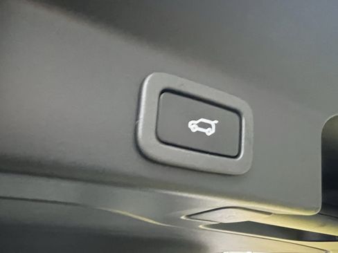 Used 2019 Jaguar F-PACE Premium image 40