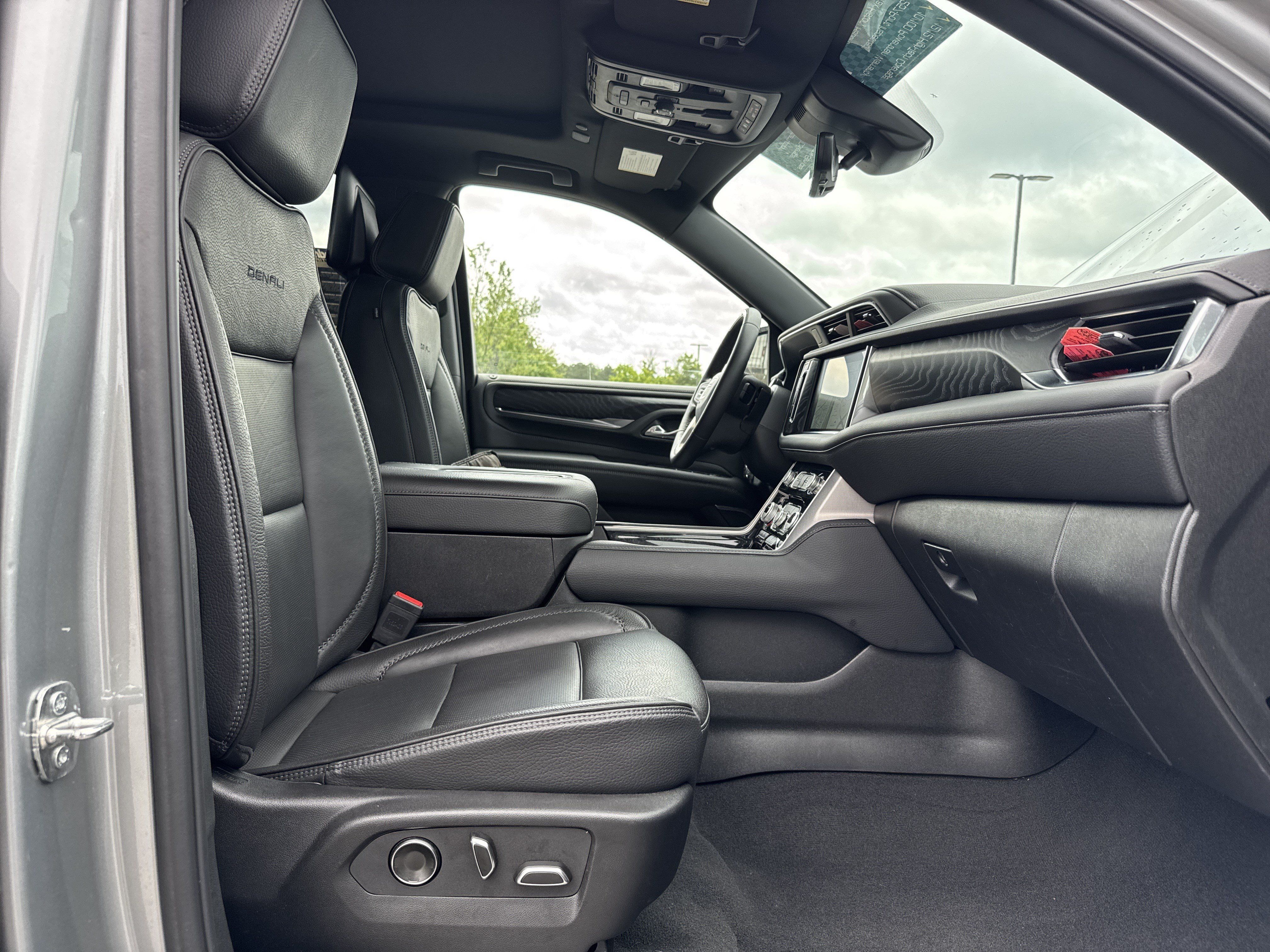 Used 2024 GMC Yukon XL Denali w/ Denali Reserve Package AWD/4WD image 35