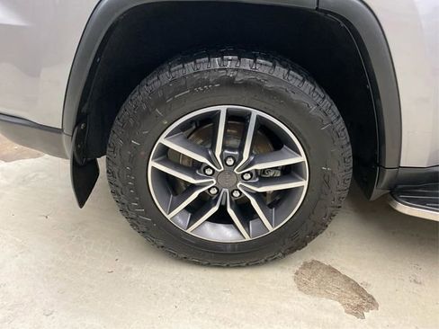 Used 2019 Jeep Grand Cherokee Limited image 17