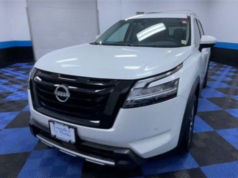 Used 2024 Nissan Pathfinder SL w/ Black Appearance Package image 3