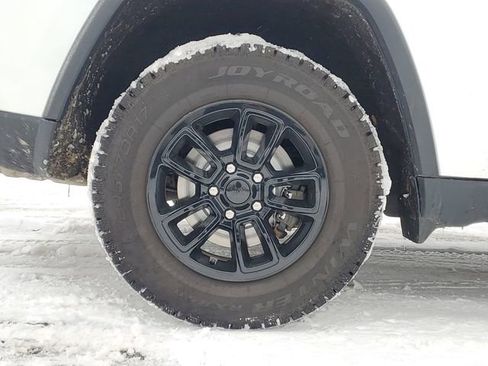 Used 2020 Jeep Grand Cherokee Laredo AWD/4WD image 5