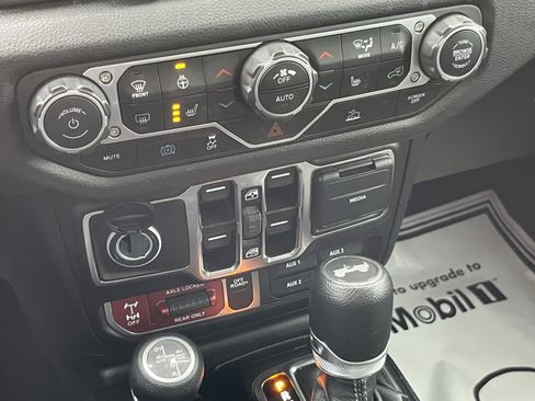 Used 2024 Jeep Wrangler Unlimited image 25