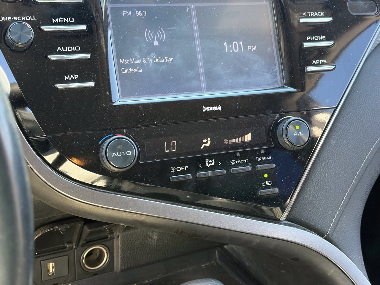 Used 2020 Toyota Camry SE FWD image 7