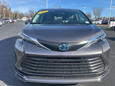 Used 2024 Toyota Sienna LE image 2