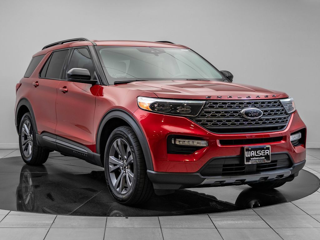 Used 2023 Ford Explorer XLT w/ Equipment Group 202A AWD/4WD image 12