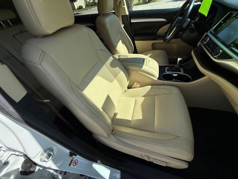 Used 2018 Toyota Highlander XLE image 18