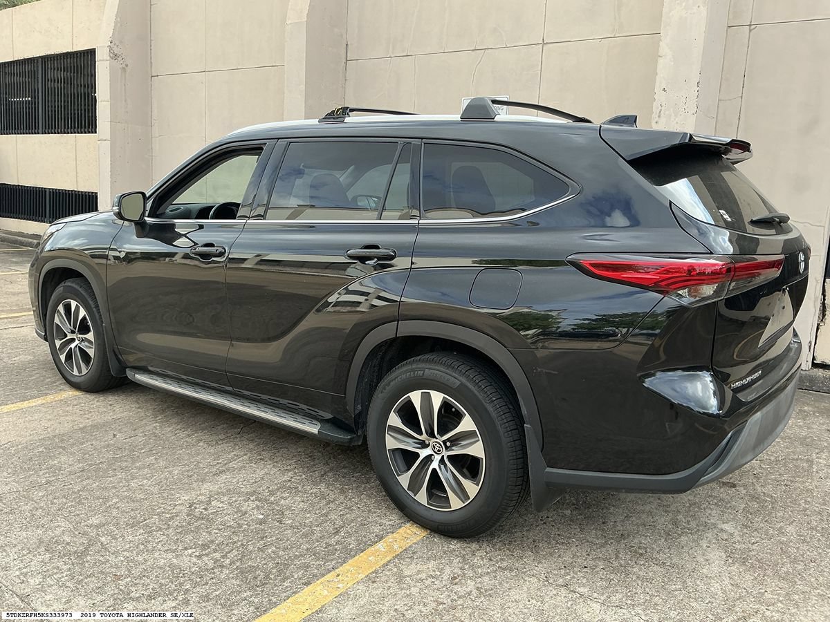 Used 2021 Toyota Highlander XLE AWD/4WD image 4