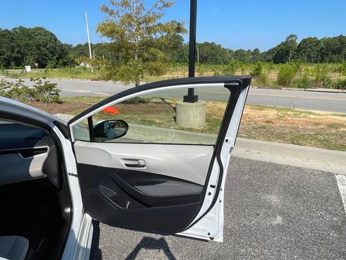 Used 2022 Toyota Corolla LE FWD image 49