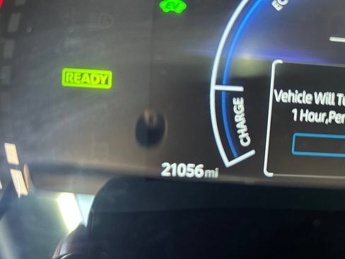 Used 2025 Toyota Camry SE w/ Convenience Package FWD image 17