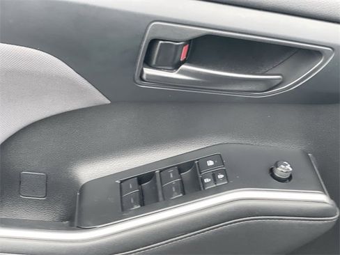 Used 2022 Toyota Highlander LE image 21