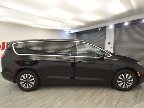 Used 2024 Chrysler Pacifica Limited FWD image 6
