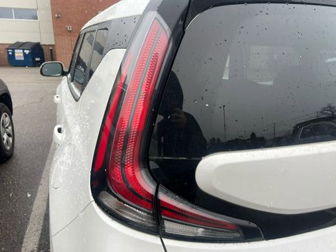 Used 2023 Kia Soul LX w/ LX Technology Package image 7