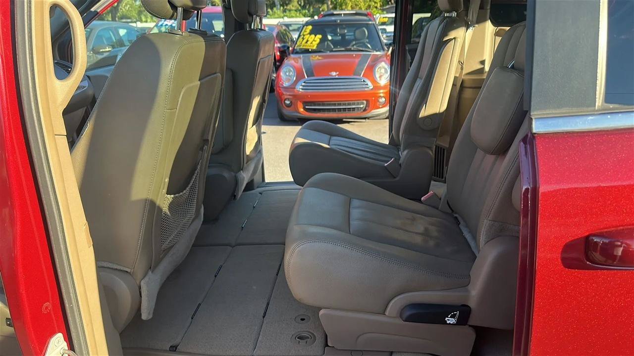 Used 2016 Chrysler Town & Country Touring FWD image 34