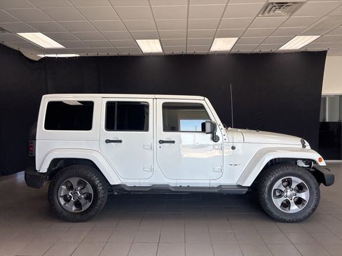 Used 2017 Jeep Wrangler Unlimited Sahara w/ Connectivity Group AWD/4WD image 2