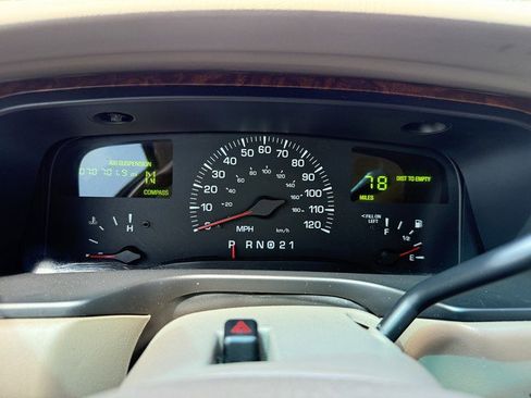 Used 2001 Lincoln Town Car Cartier image 24