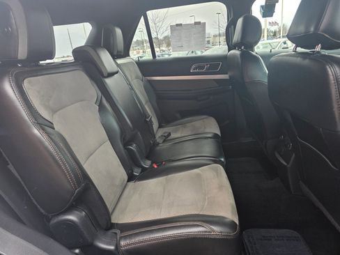 Used 2017 Ford Explorer XLT w/ Equipment Group 202A AWD/4WD image 8