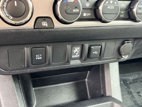 Used 2023 Toyota Tacoma SR AWD/4WD image 31