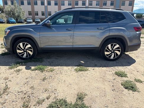 Used 2024 Volkswagen Atlas SE AWD/4WD image 2