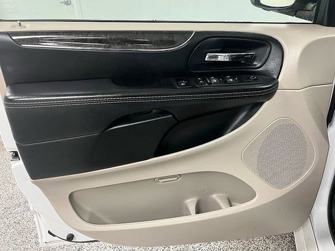Used 2016 Chrysler Town & Country Touring image 9