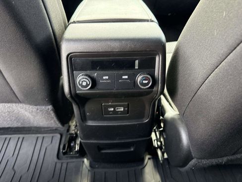 Used 2022 GMC Acadia SLE image 23