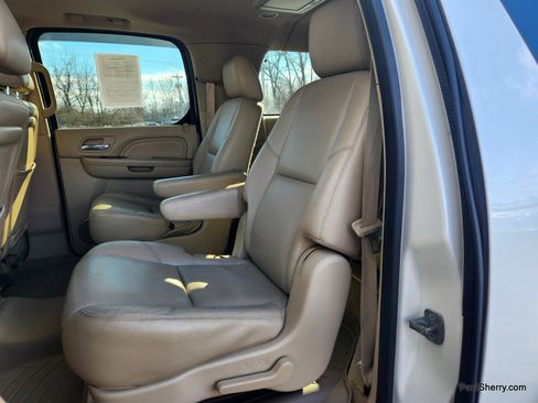 Used 2011 Cadillac Escalade ESV Premium image 57