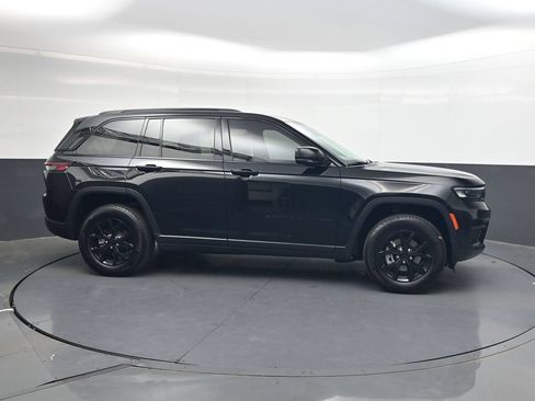 Used 2025 Jeep Grand Cherokee Altitude AWD/4WD image 4