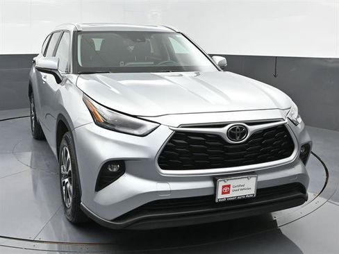 Certified 2025 Toyota Highlander XLE FWD image 3