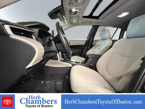 Used 2024 Toyota Corolla Cross LE w/ Moonroof Package AWD/4WD image 7